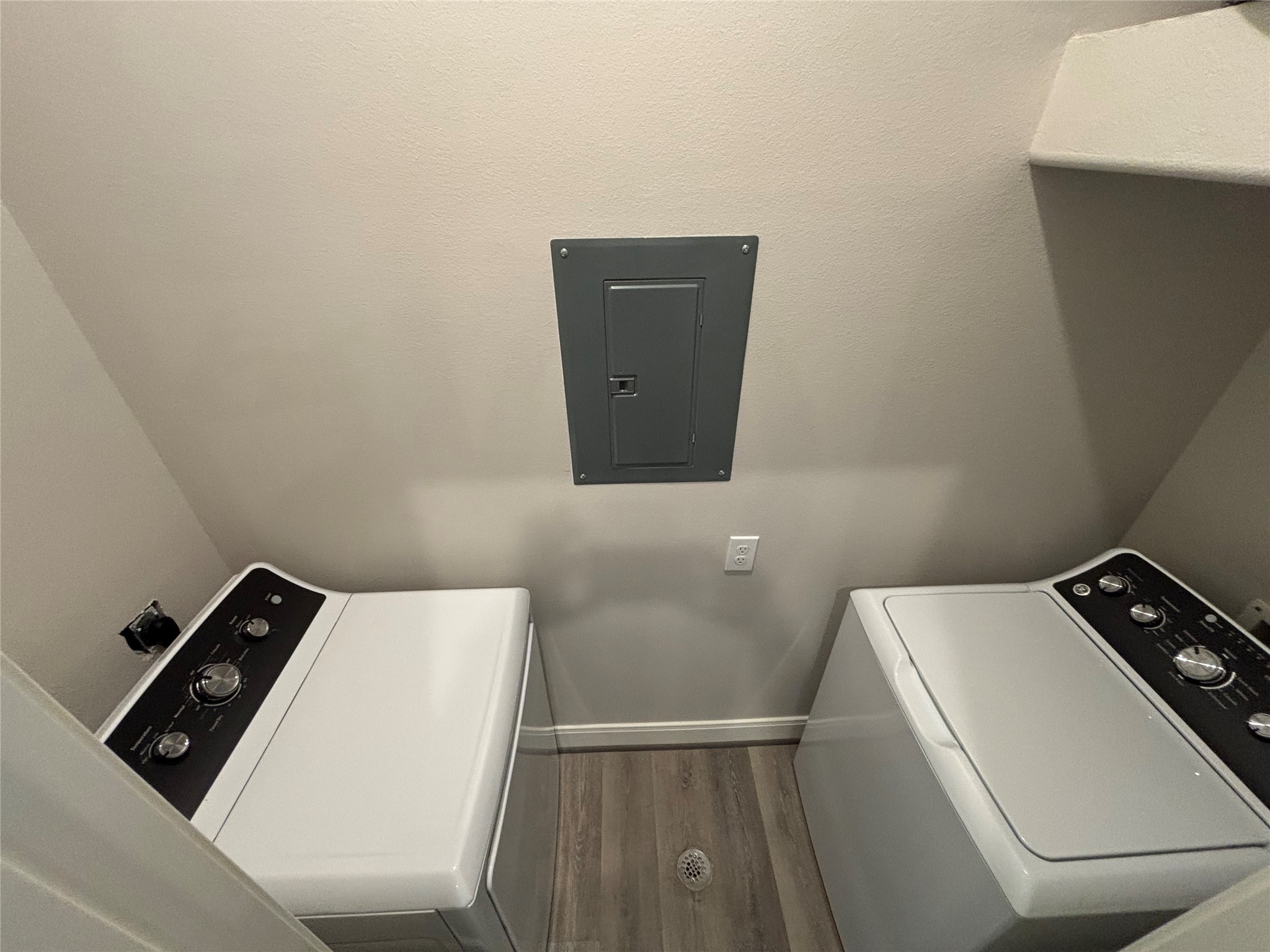 504 Nursery Road, Unit 1107 The Woodlands, TX 77380 - Photo 20 of 31 a bathroom with a toilet and sink