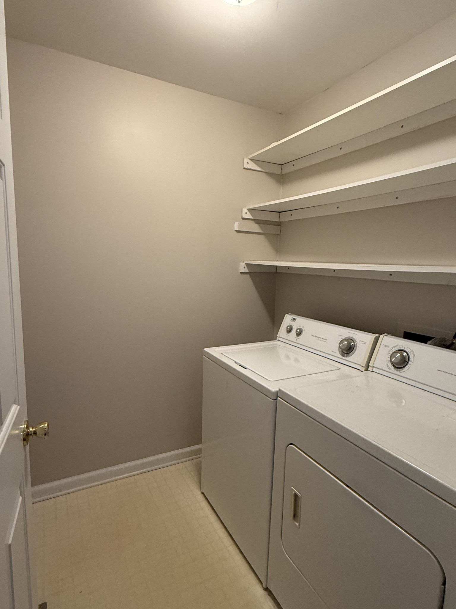 135 Lake Pointe Road La Vergne, TN 37086 - Photo 6 of 14 a utility room with dryer and washer
