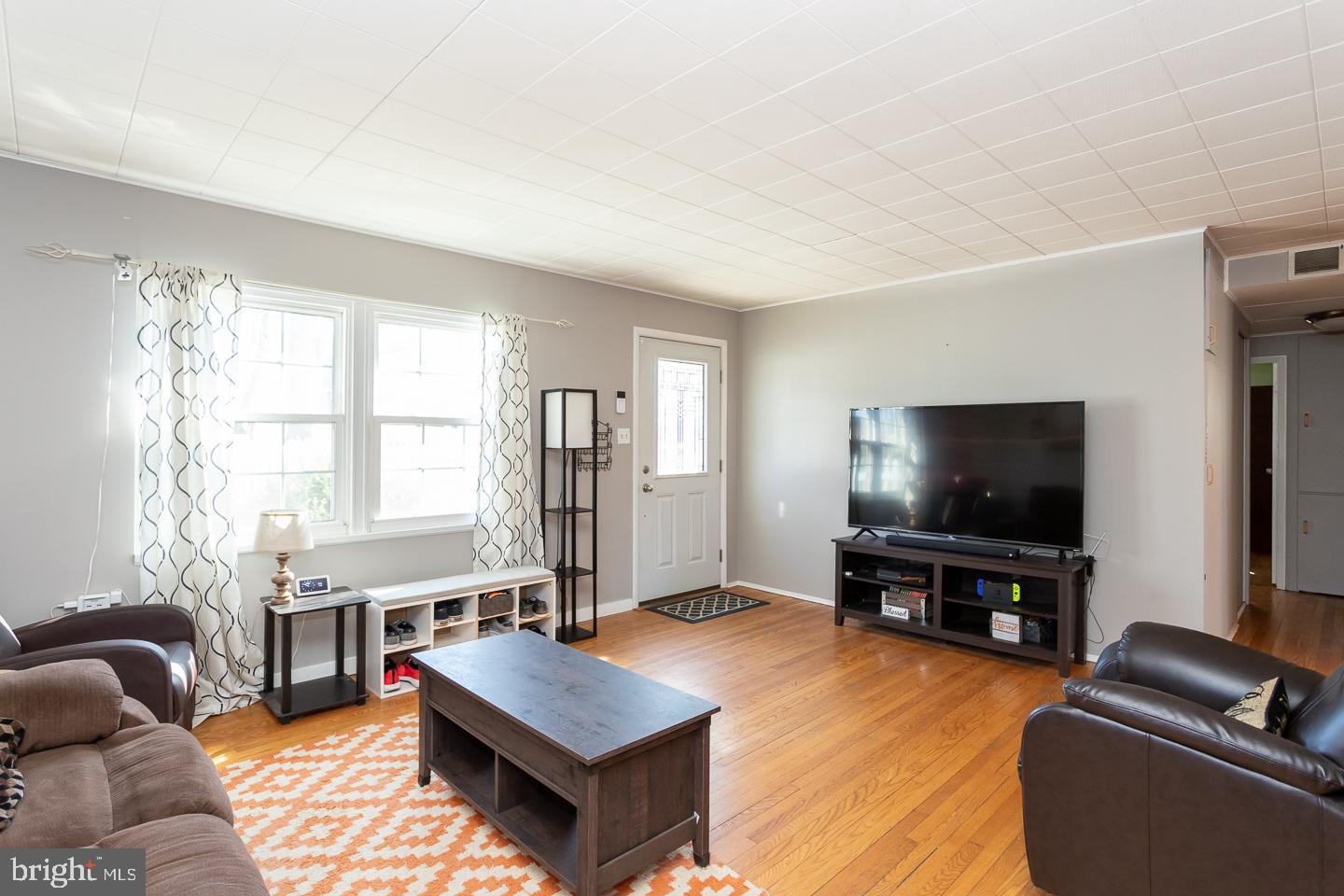 32 Grubb Road Malvern, PA 19355 - Photo 3 of 37 Bright and sunny family room