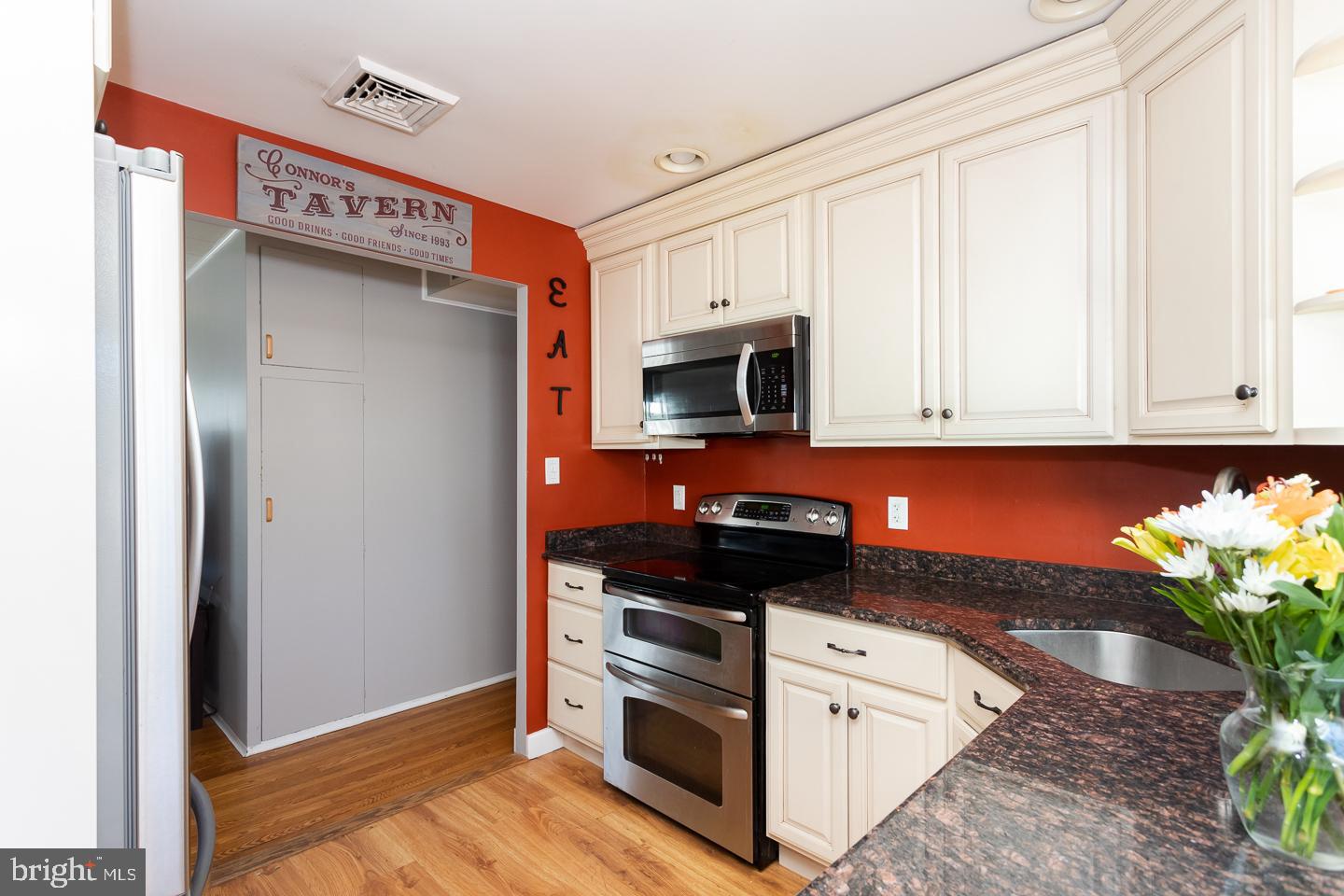 32 Grubb Road Malvern, PA 19355 - Photo 7 of 37 Updated kitchen with double oven