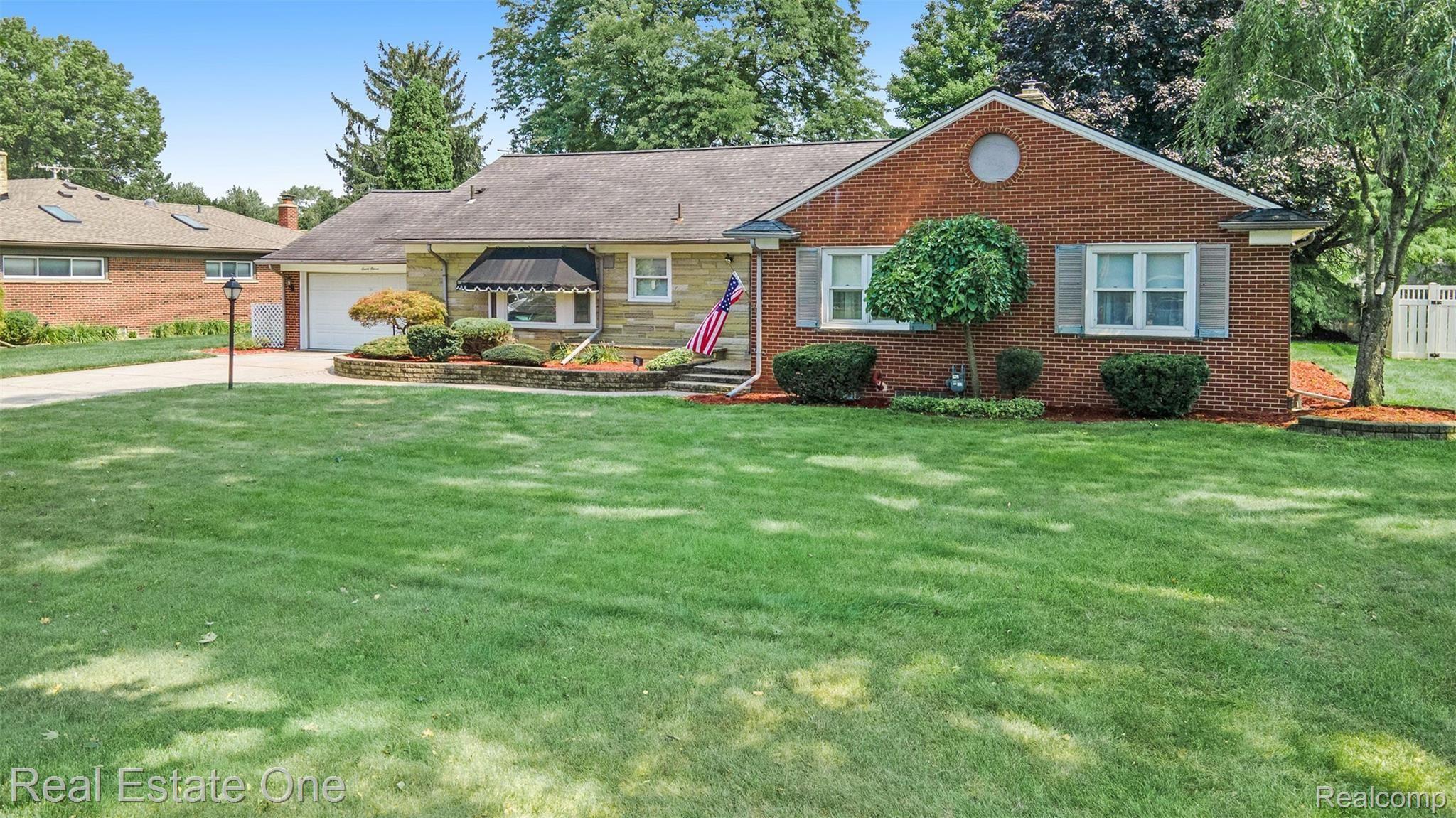 711 Ridgemont Avenue Dearborn, MI 48124 - Photo 5 of 47 DJI_0494.jpg