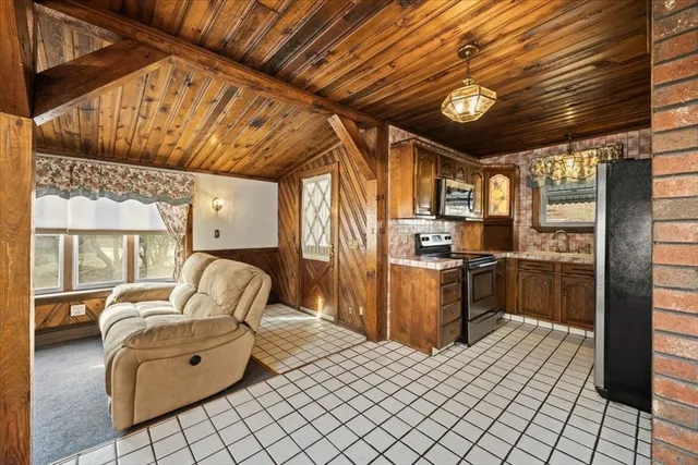 $464,900 | 1524 Somerset Avenue, Taunton, MA 02780