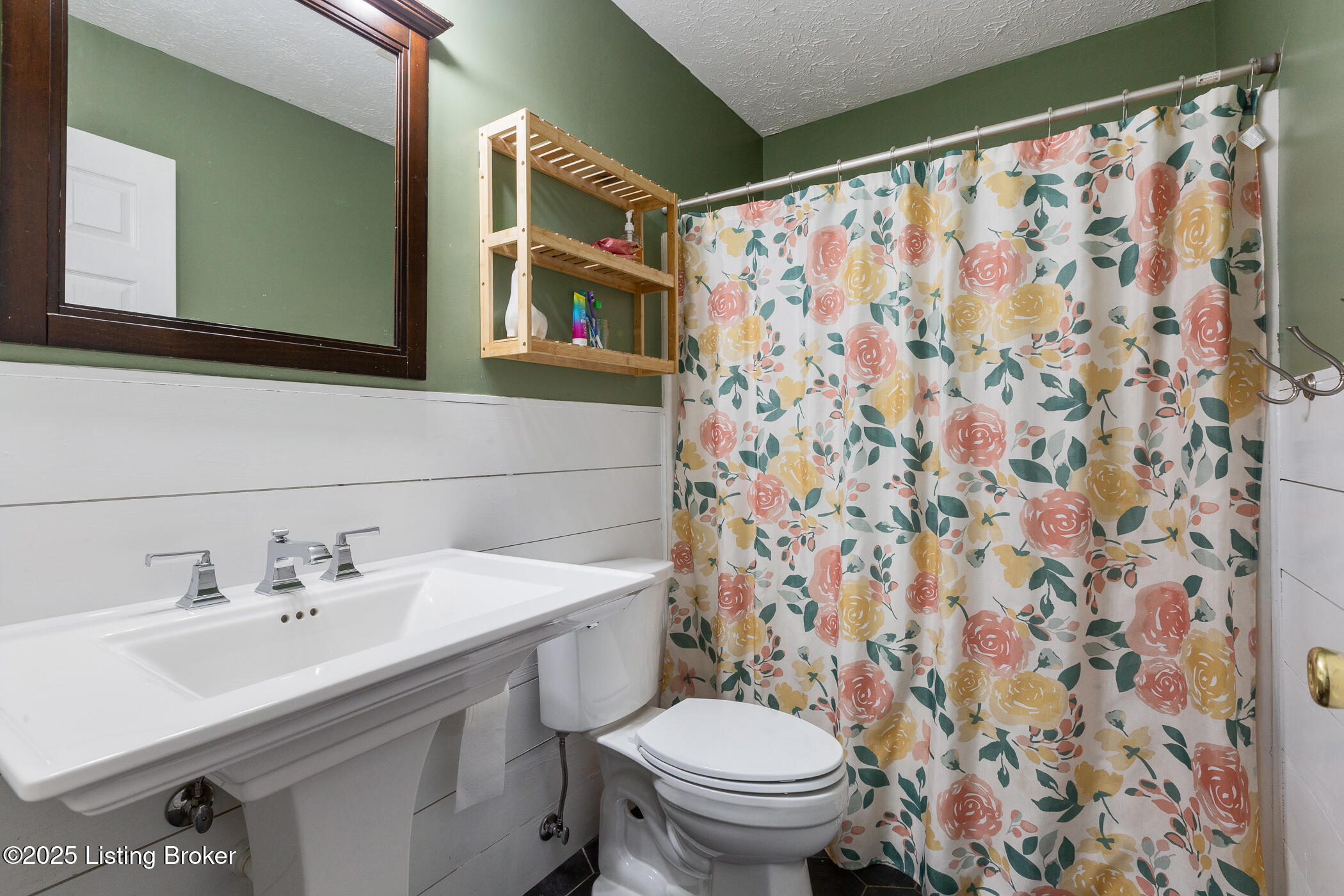6885 Cedar Grove Road Shepherdsville, KY 40165 - Photo 20 of 42 Hall Bathroom