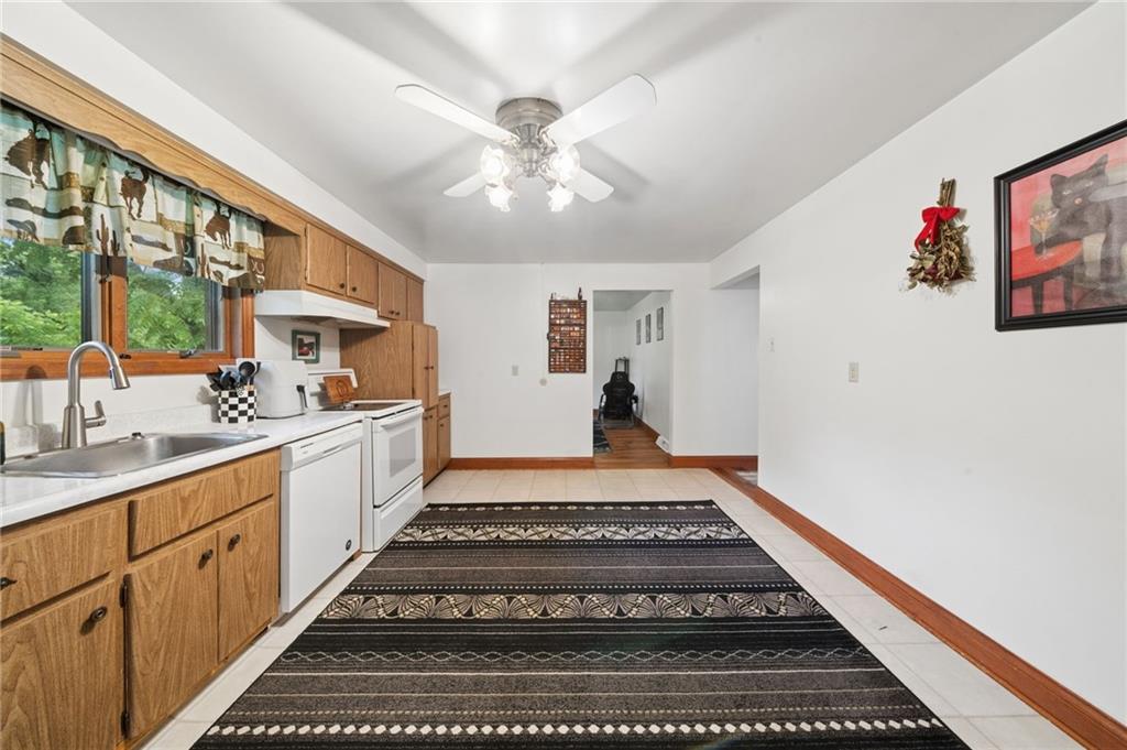 1154 Pittsburgh Road Valencia, PA 16059 - Photo 11 of 37 Back unit kitchen