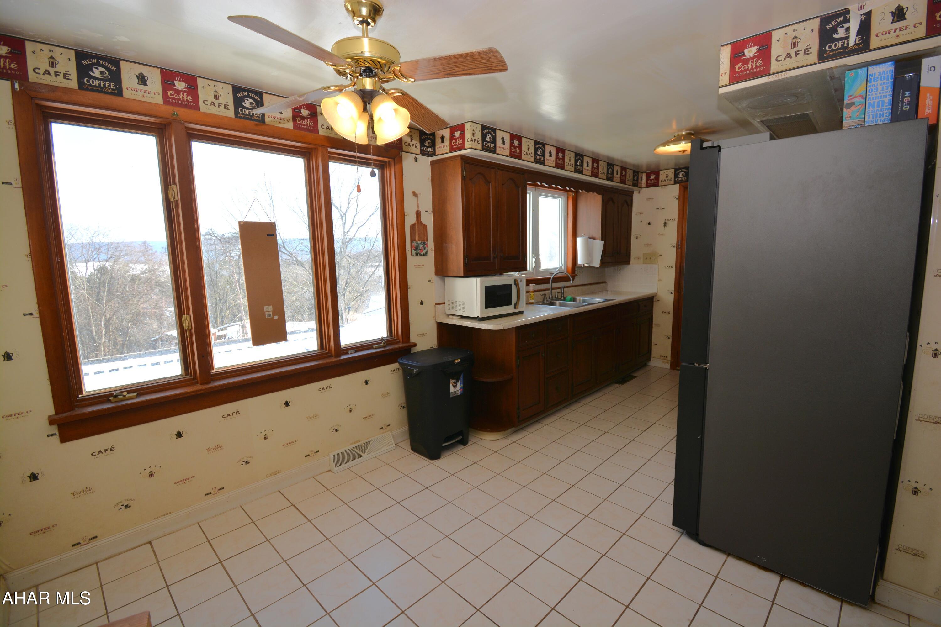 875 Davis Road Altoona, PA 16601 - Photo 3 of 33