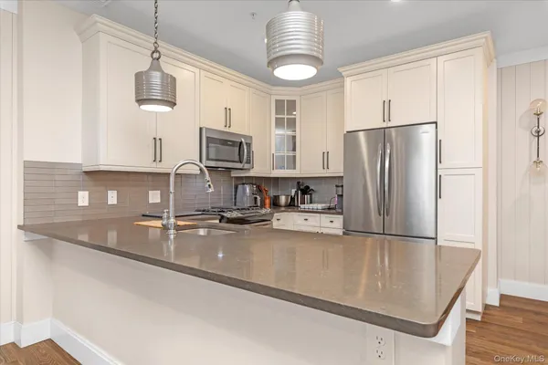 $599,999 | 214 Marina Pointe Drive, Unit 214, East Rockaway, NY 11518