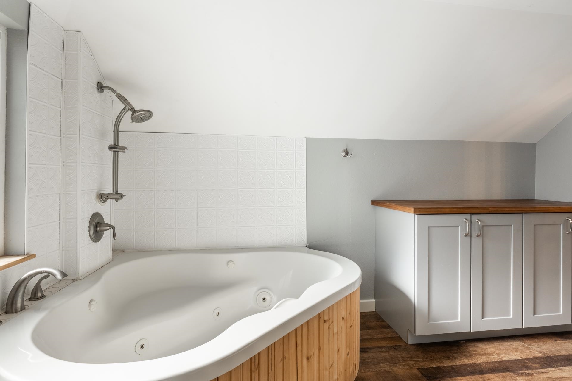 91 3rd Street Lee Vining, CA 93541 - Photo 31 of 44 a bathroom with a tub and sink