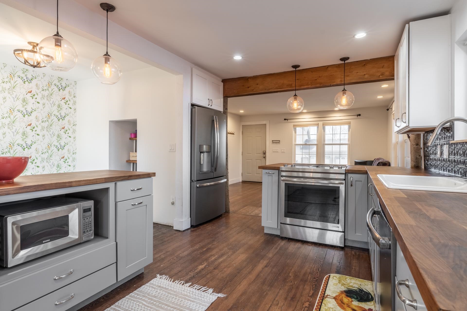 91 3rd Street Lee Vining, CA 93541 - Photo 10 of 44 a kitchen with a stove and a refrigerator