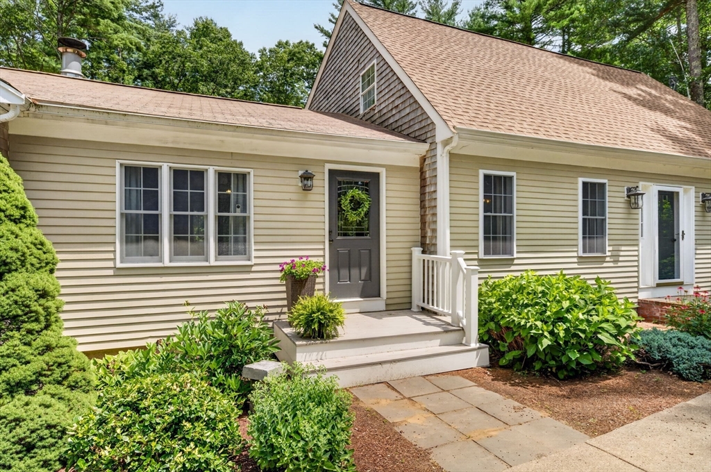 888 Walnut Plain Road Rochester, MA 02770 - Photo 3 of 42 Gallery Image 3