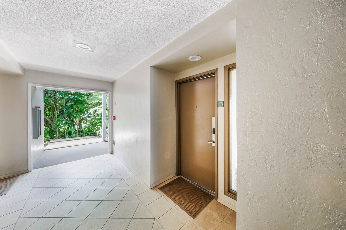 525 Aleka Loop, Unit G5 Kapaa, HI 96746 - Photo 23 of 26 an empty room with windows and closet
