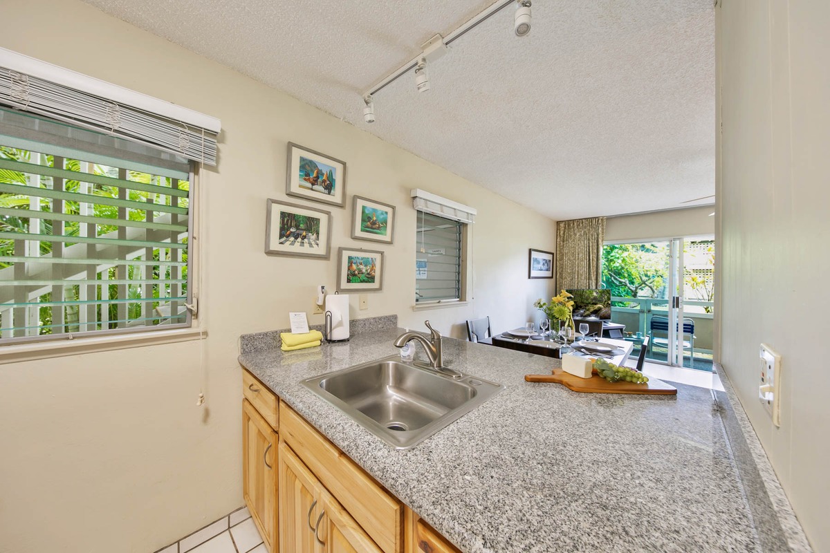 525 Aleka Loop, Unit G5 Kapaa, HI 96746 - Photo 4 of 26 a kitchen that has a lot of furniture and a window