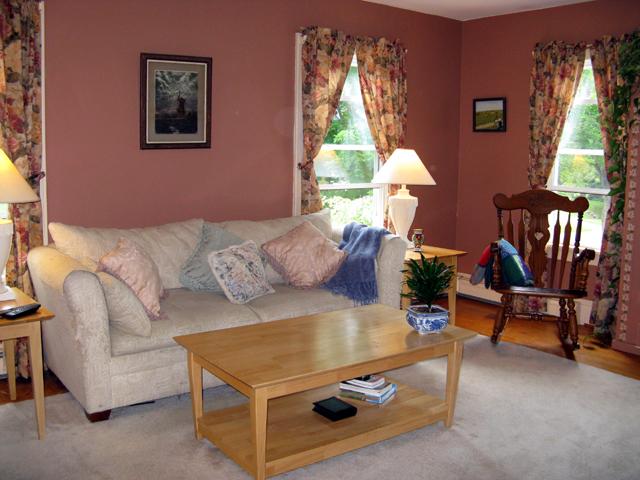 27 Ridgeway Avenue Pittsfield, MA 01201 - Photo 4 of 21 Living room