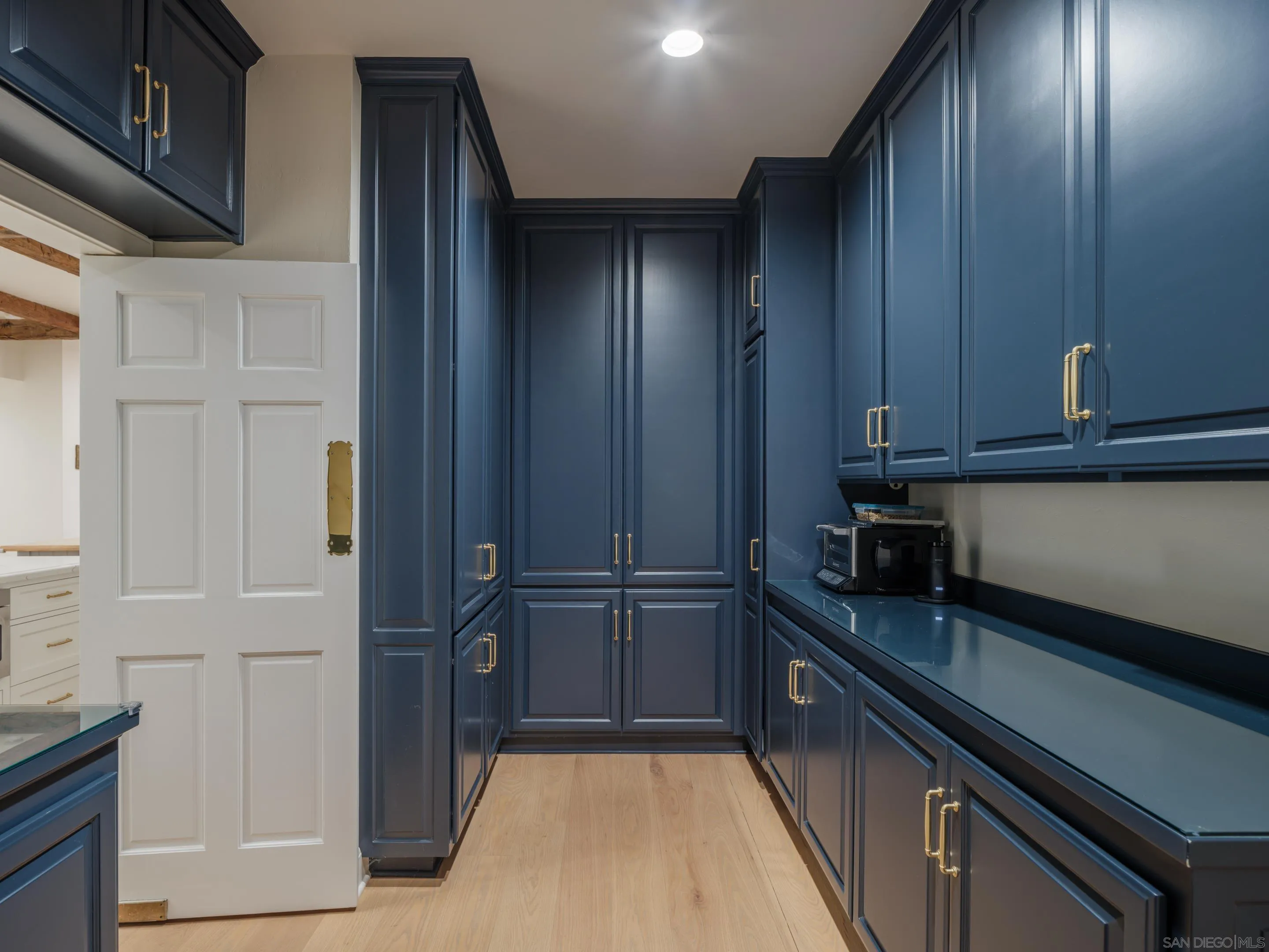 6502 Via Vista Canada Rancho Santa Fe, CA 92067 - Photo 22 of 55 a kitchen with a sink and cabinets