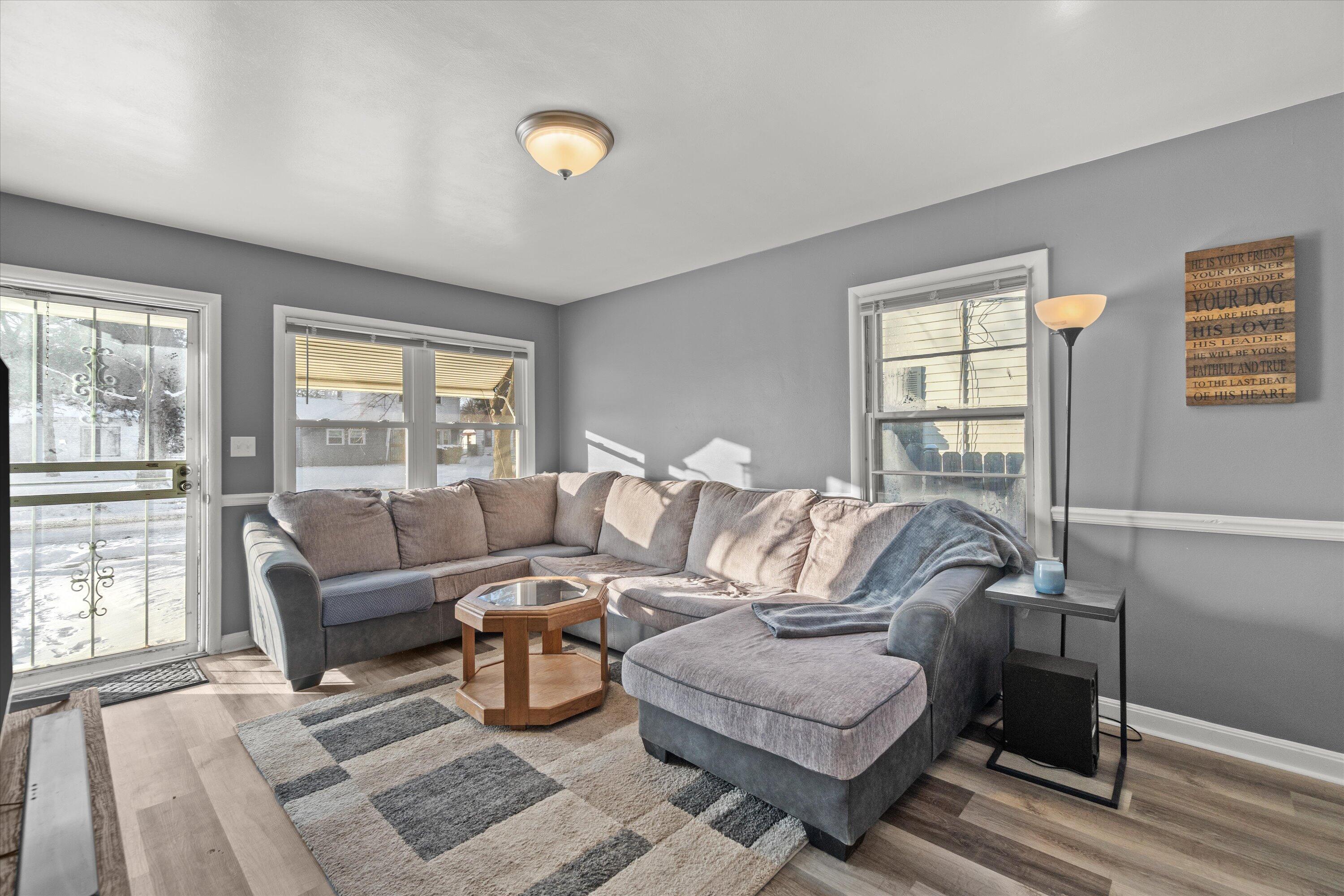 5658 North 66th Street Milwaukee, WI 53218 - Photo 2 of 23 Living Room