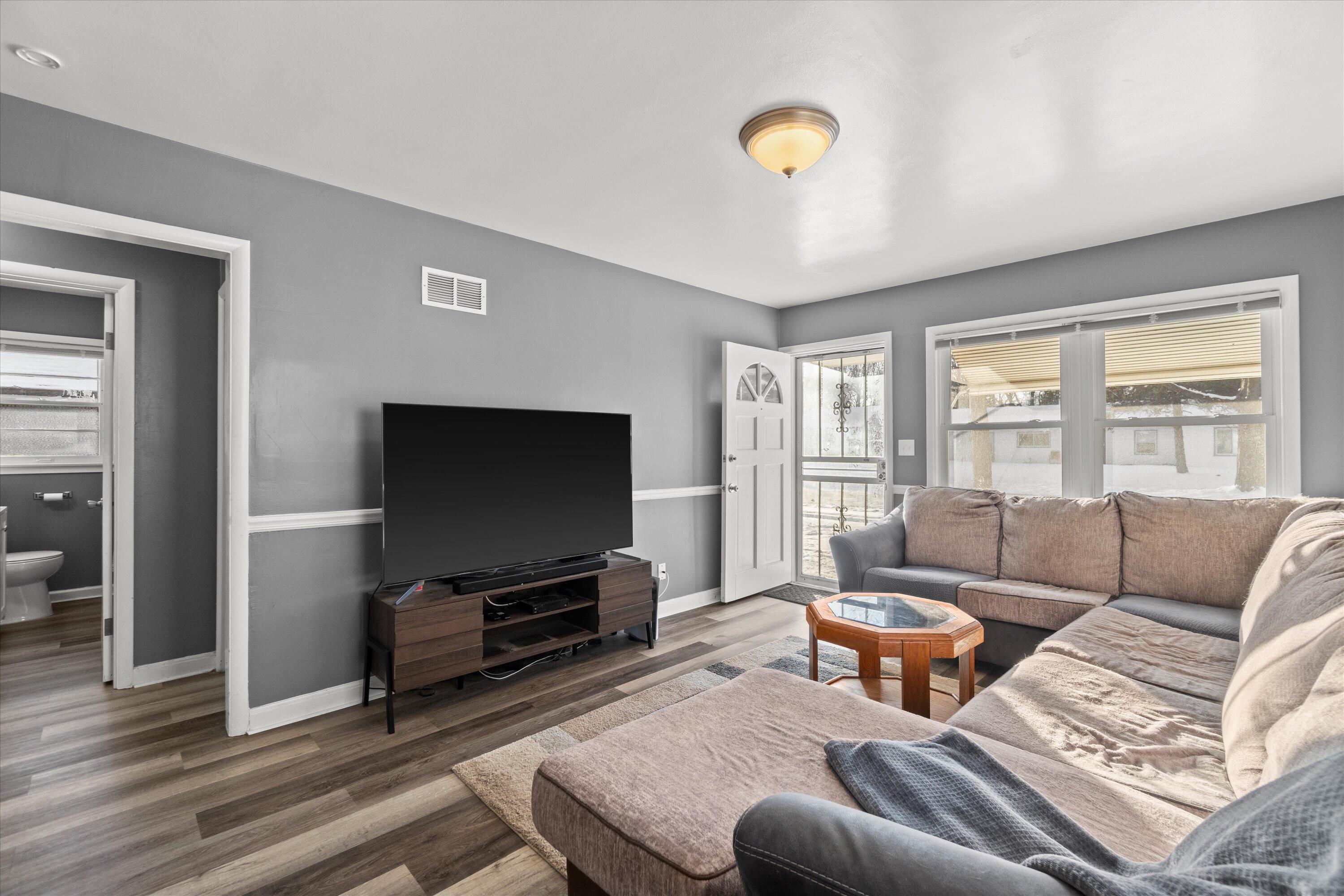 5658 North 66th Street Milwaukee, WI 53218 - Photo 3 of 23 Living Room
