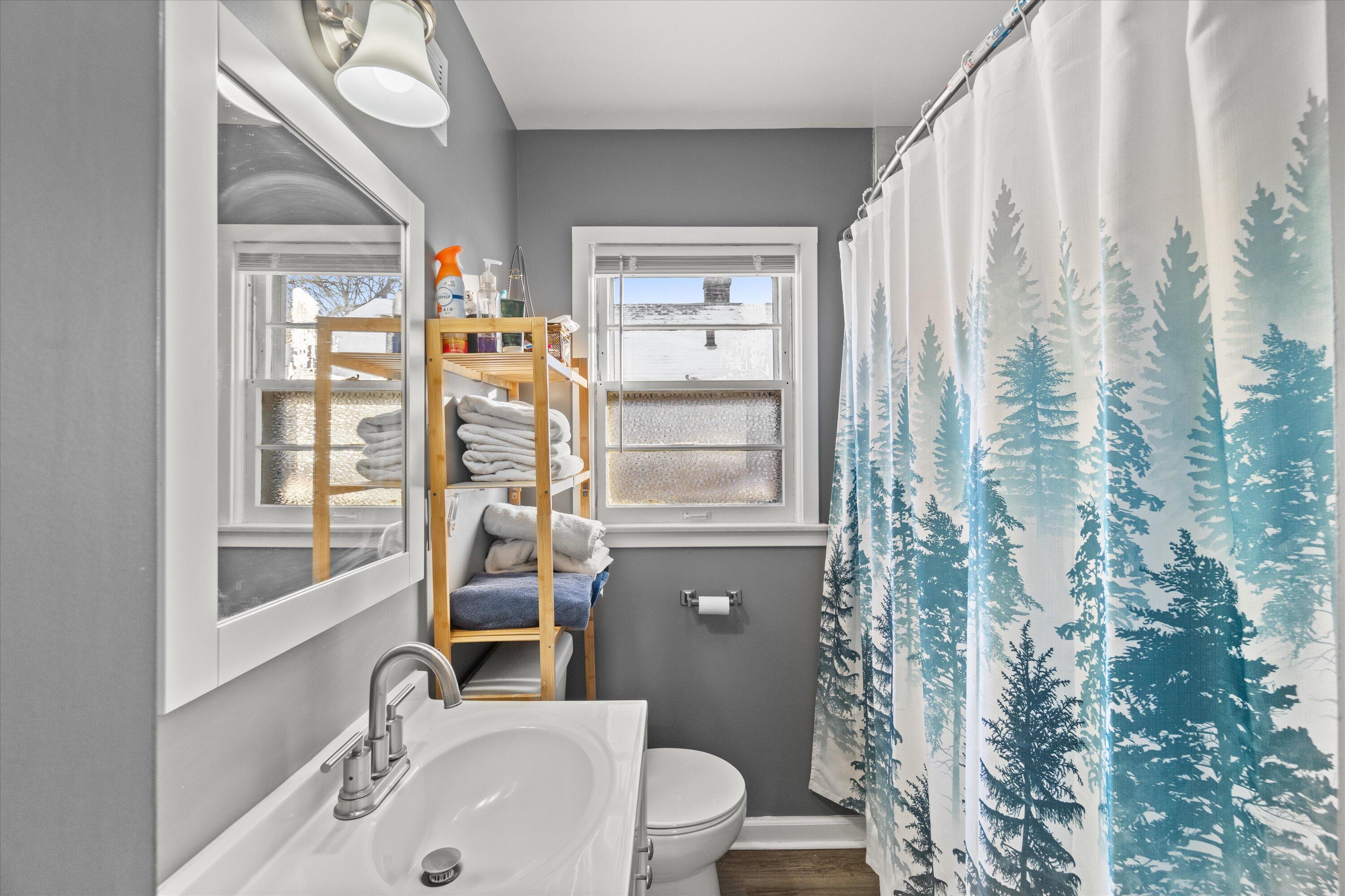 5658 North 66th Street Milwaukee, WI 53218 - Photo 9 of 23 Full Bath