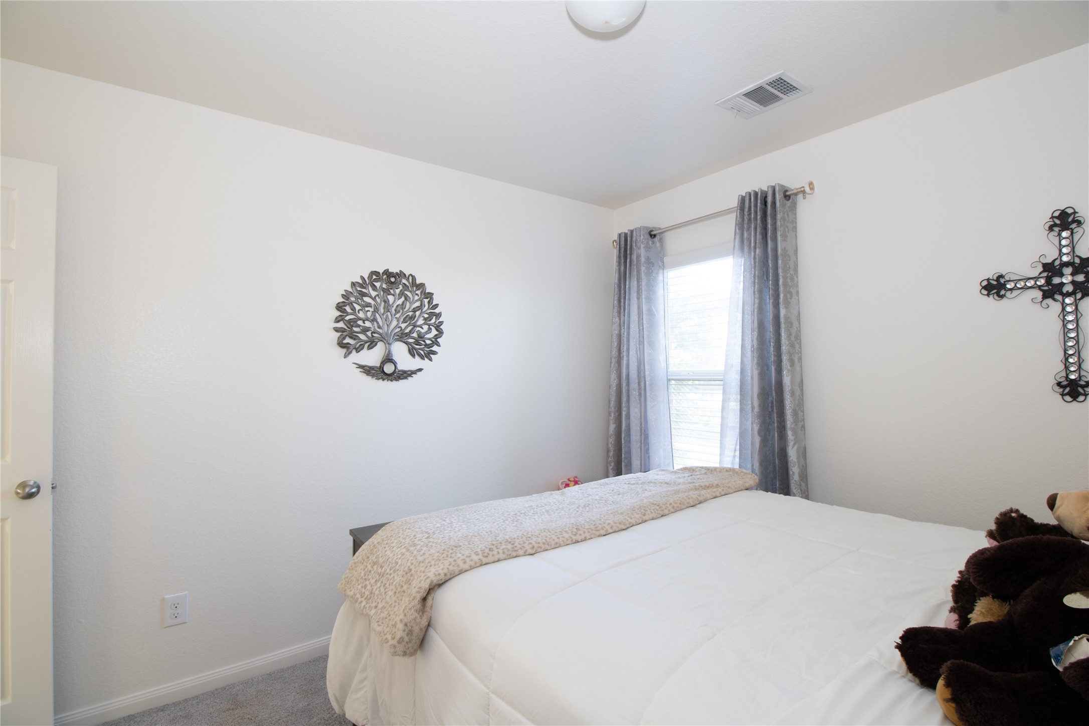 15583 Arrowhead Loop West Willis, TX 77378 - Photo 15 of 21 a bedroom with a bed and a window