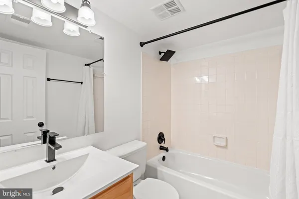 $958,000 | 8405 Hollis Lane, Vienna, VA 22182