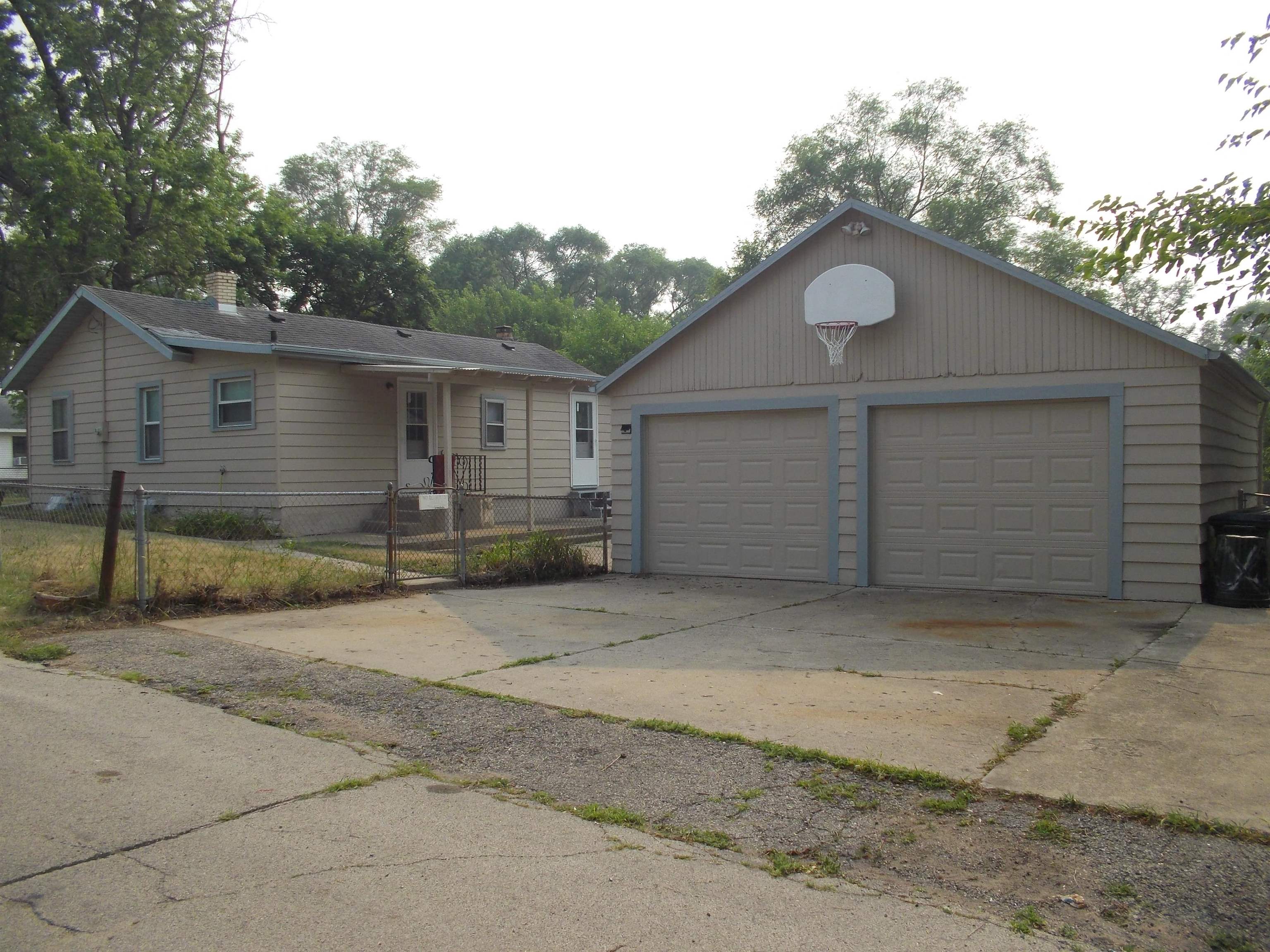 724 Taft Road Rockford, IL 61109 - Photo 18 of 19 a view of a garage