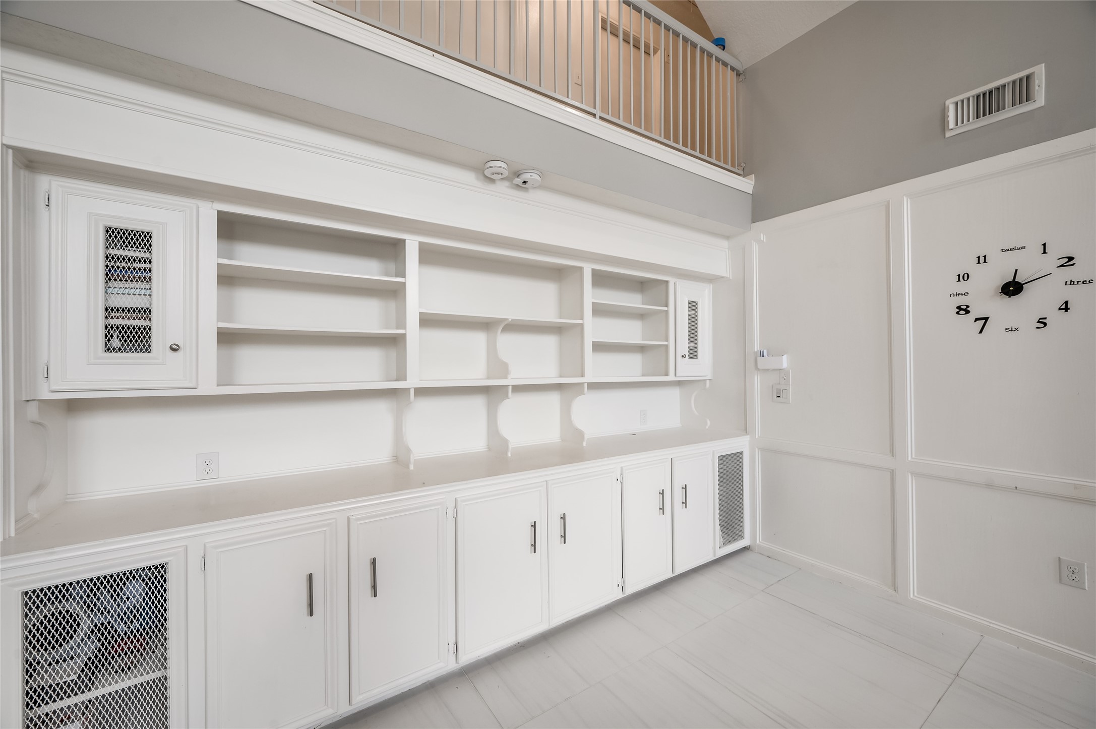 611 Montclair Boulevard Sugar Land, TX 77478 - Photo 16 of 50 Discover the charm and functionality of this versatile nook, featuring custom cabinetry designed for optimal storage and organization. Ideal for a cozy reading corner or a stylish home library, this space offers ample shelving for books, decorative items, or personal collections. Provides a perfect spot for showcasing your favorite items.