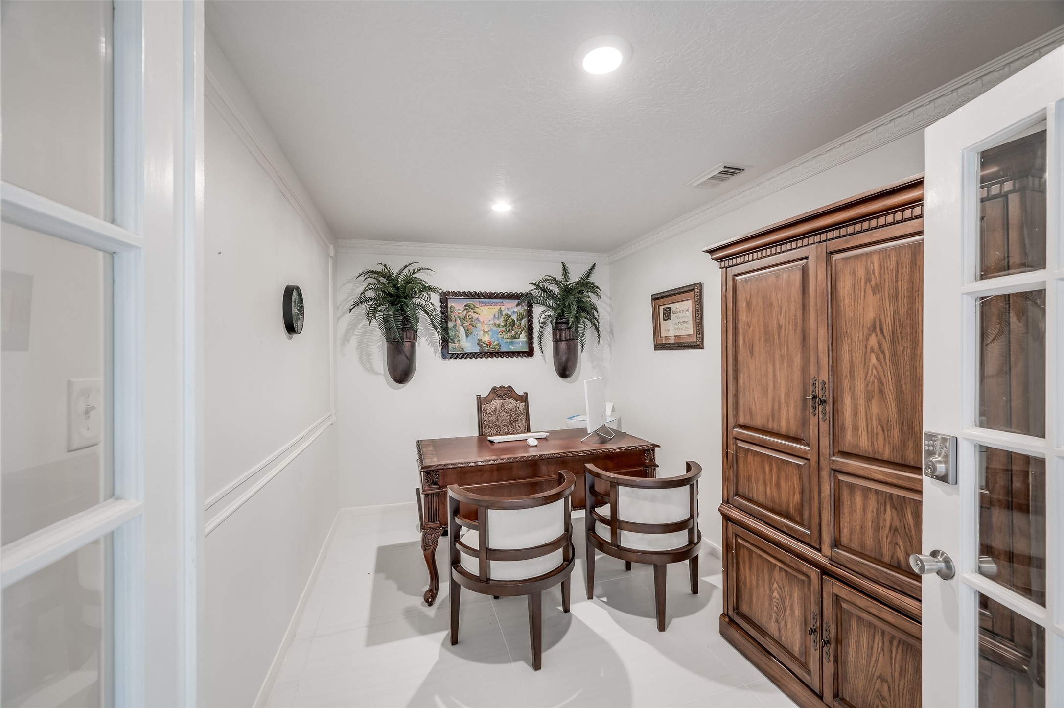 611 Montclair Boulevard Sugar Land, TX 77478 - Photo 17 of 50 Discover the perfect blend of functionality and style in this well-appointed home office. Designed to enhance productivity and focus, this space features ample natural light, a thoughtfully arranged layout, and high-quality finishes. Whether you’re working on projects, conducting virtual meetings, or simply catching up on tasks, this home office provides a comfortable and inspiring environment to help you achieve your goals.