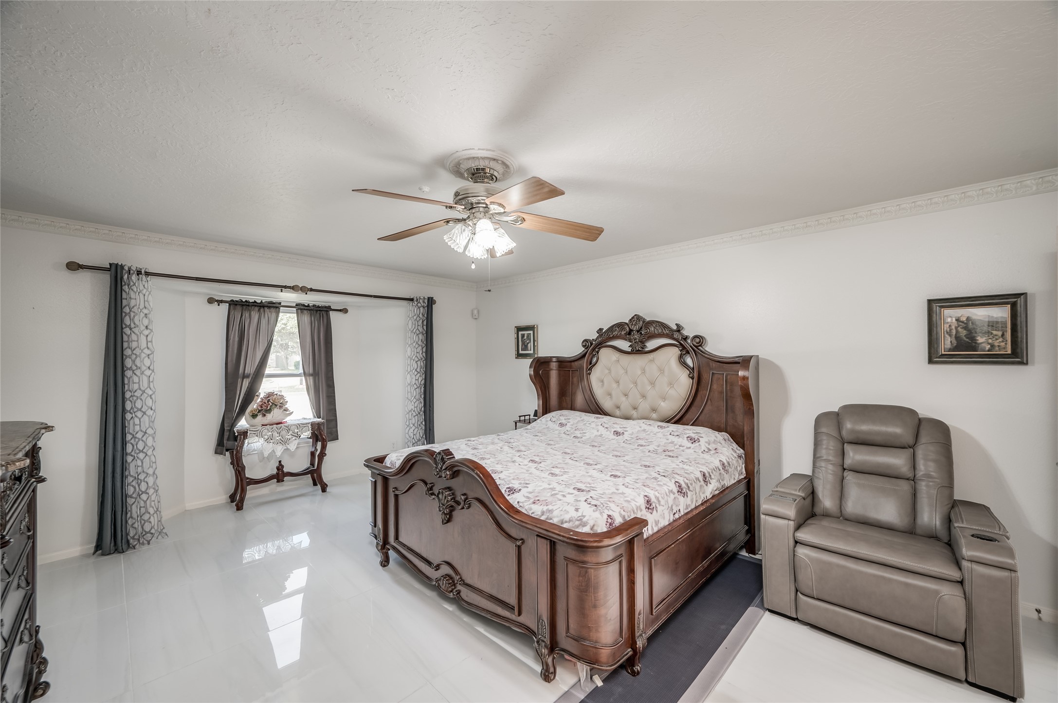 611 Montclair Boulevard Sugar Land, TX 77478 - Photo 27 of 50 Whether you’re unwinding after a long day or preparing for a new one, this primary bedroom offers a perfect blend of style and tranquility.