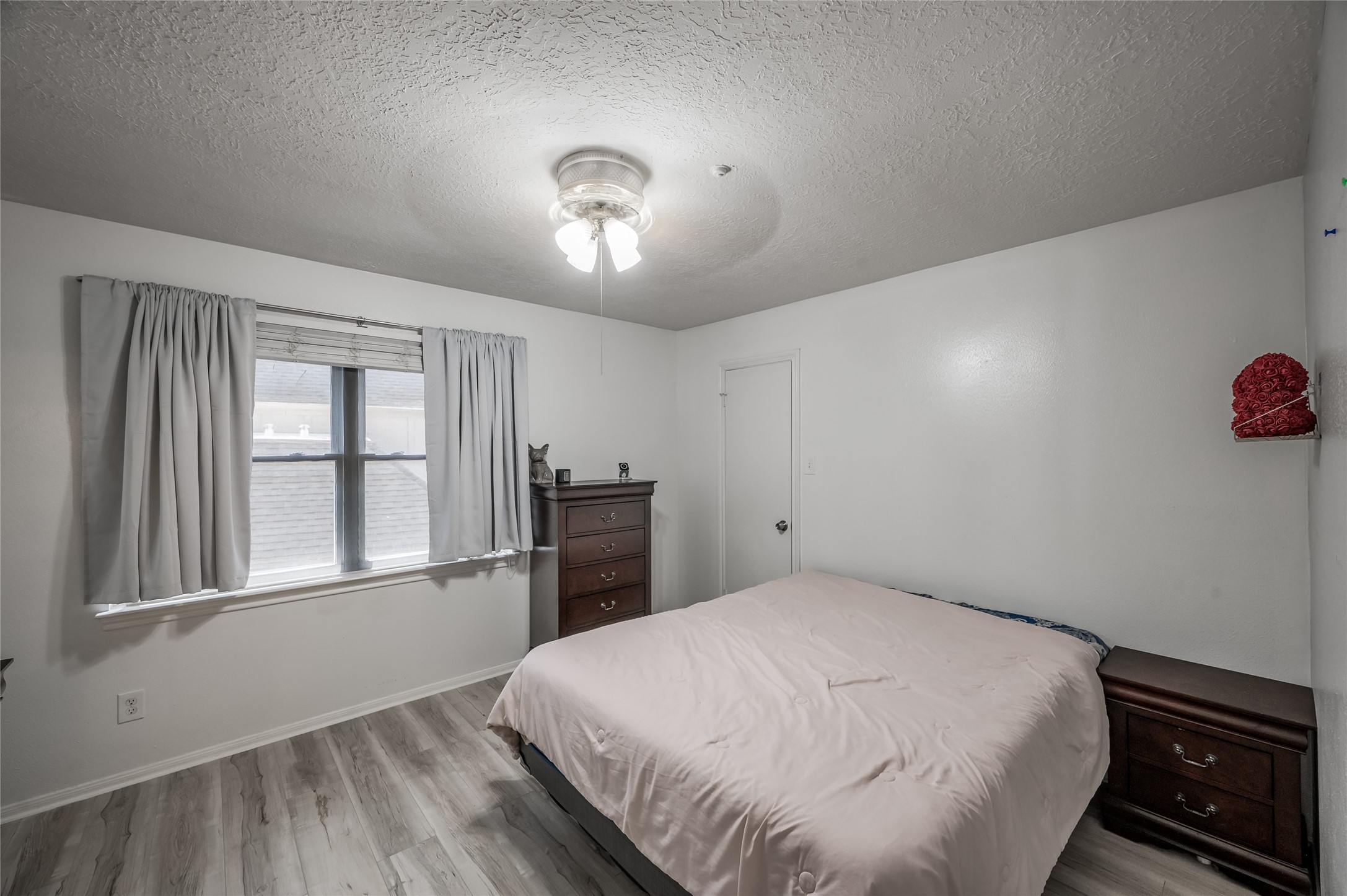 611 Montclair Boulevard Sugar Land, TX 77478 - Photo 43 of 50 This spacious third bedroom offers exceptional versatility, easily accommodating a bed, a cozy seating area, or even a desk, depending on your needs. The room's generous size allows for various configurations. With ample space and flexibility, this bedroom can be tailored to suit your lifestyle and preferences.