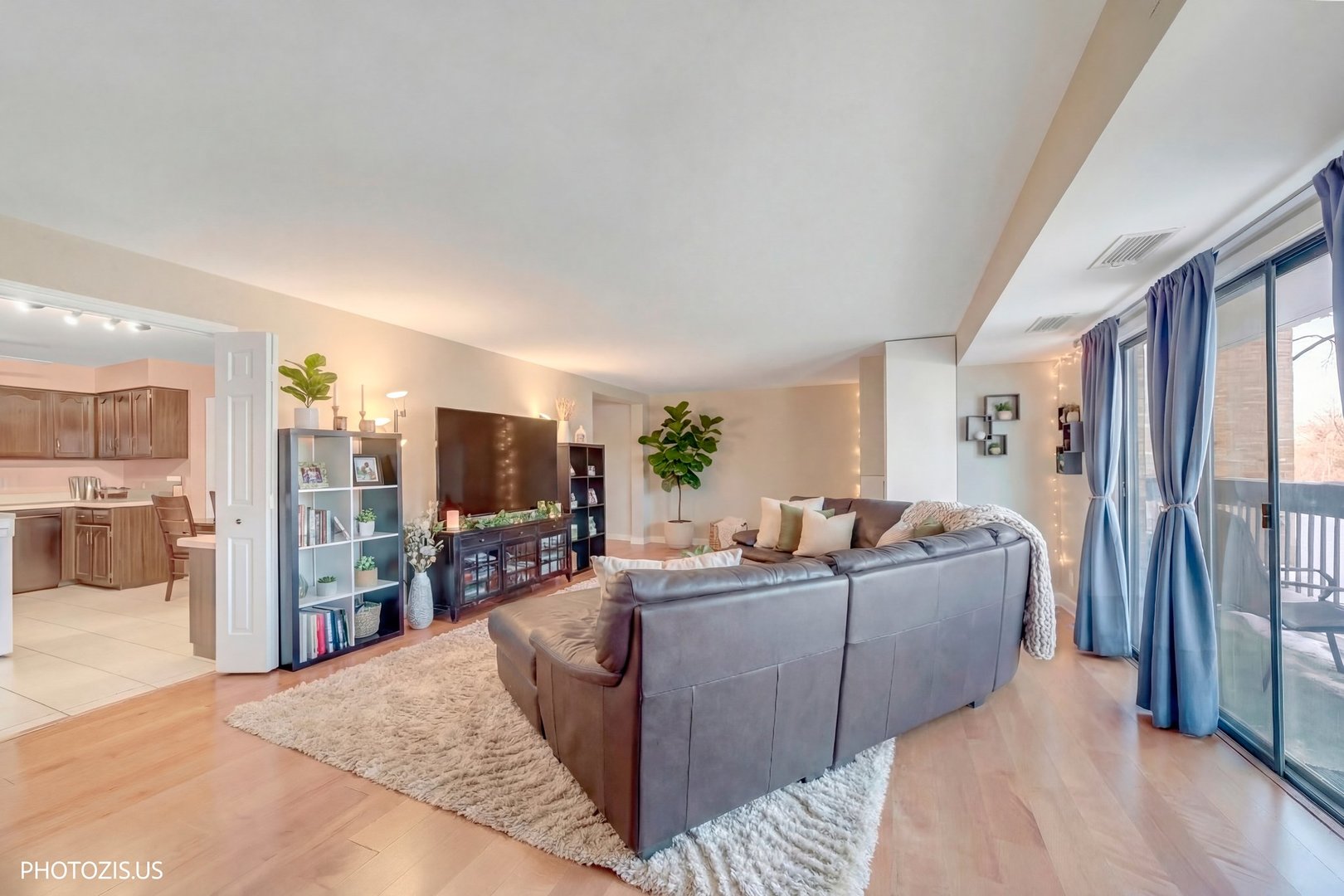 1621 Mission Hills Road, Unit 108 Northbrook, IL 60062 - Photo 4 of 22 a living room with furniture and a flat screen tv