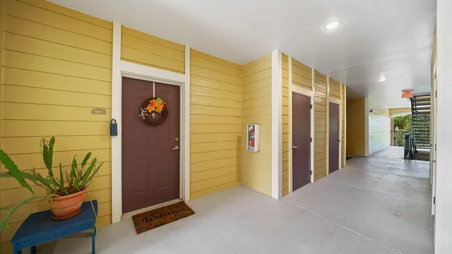 a view of entryway with a room