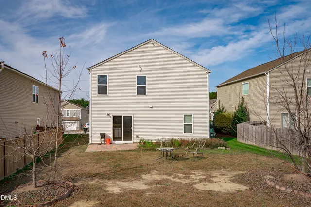 a view of backyard of the house