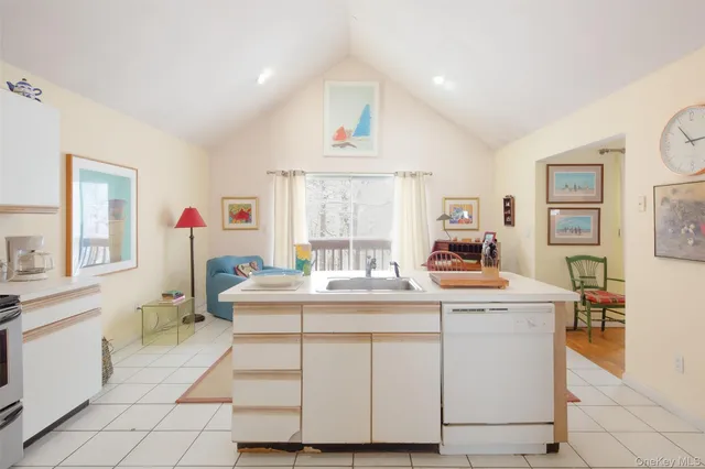 $940,000 | 9 Woodview Way, Hampton Bays, NY 11946