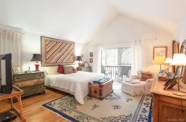 $940,000 | 9 Woodview Way, Hampton Bays, NY 11946