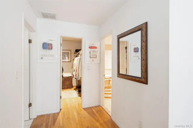 $940,000 | 9 Woodview Way, Hampton Bays, NY 11946