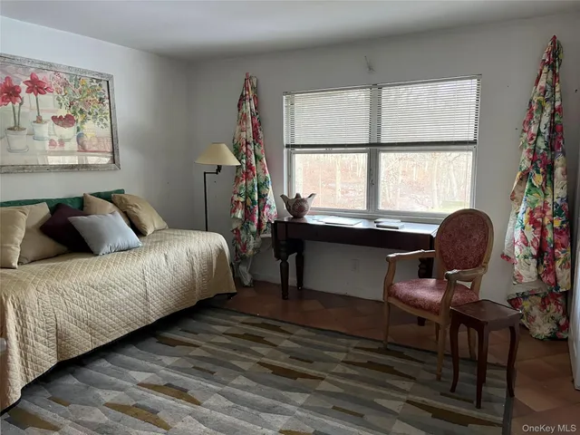 $940,000 | 9 Woodview Way, Hampton Bays, NY 11946