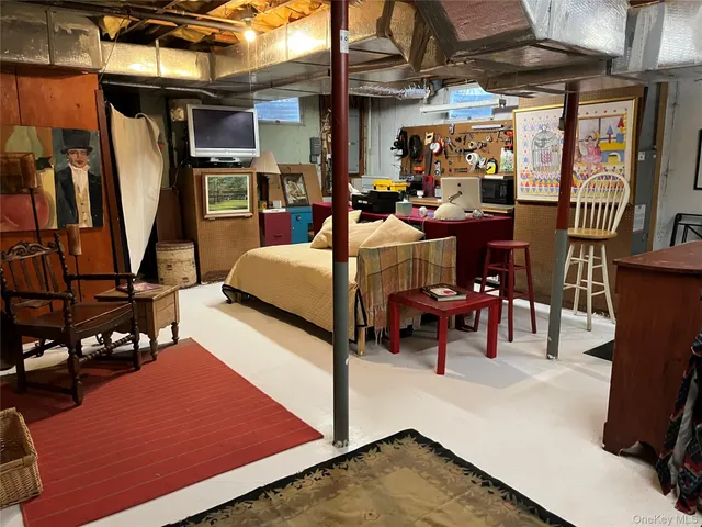 $940,000 | 9 Woodview Way, Hampton Bays, NY 11946