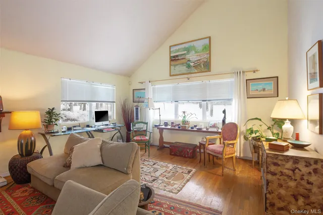 $940,000 | 9 Woodview Way, Hampton Bays, NY 11946