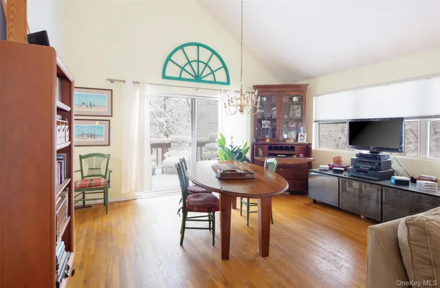 $940,000 | 9 Woodview Way, Hampton Bays, NY 11946