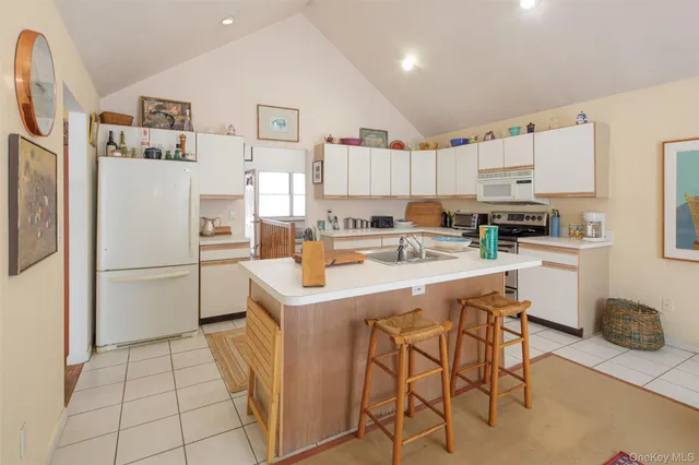 $940,000 | 9 Woodview Way, Hampton Bays, NY 11946