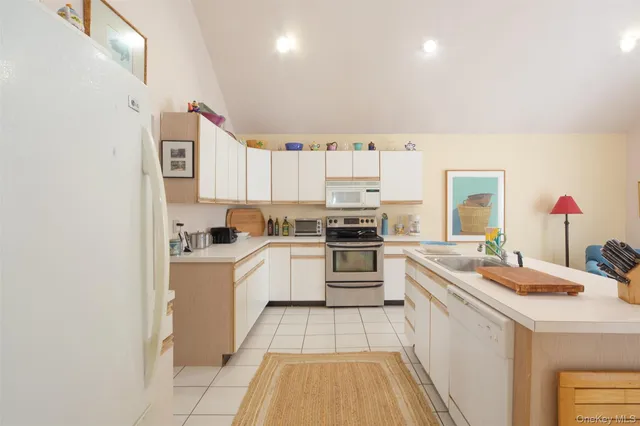 $940,000 | 9 Woodview Way, Hampton Bays, NY 11946