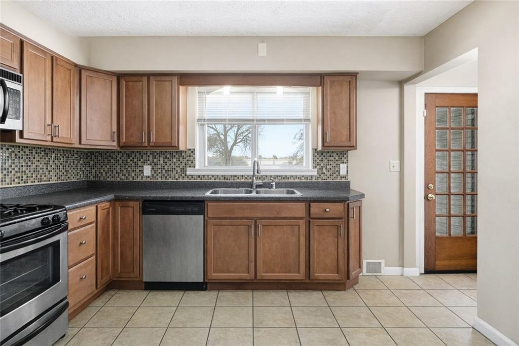 2129 Admiral Street Aliquippa, PA 15001 - Photo 12 of 34 a kitchen with granite countertop a sink and a stove