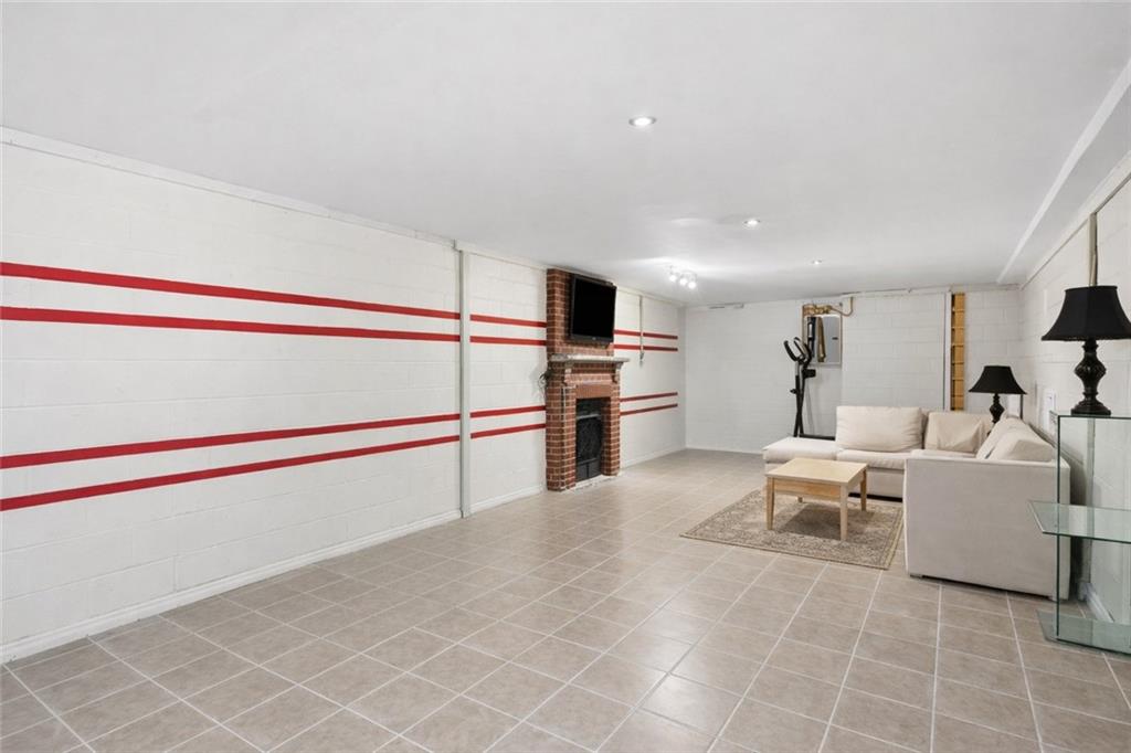 2129 Admiral Street Aliquippa, PA 15001 - Photo 22 of 34 a living room with furniture and white walls