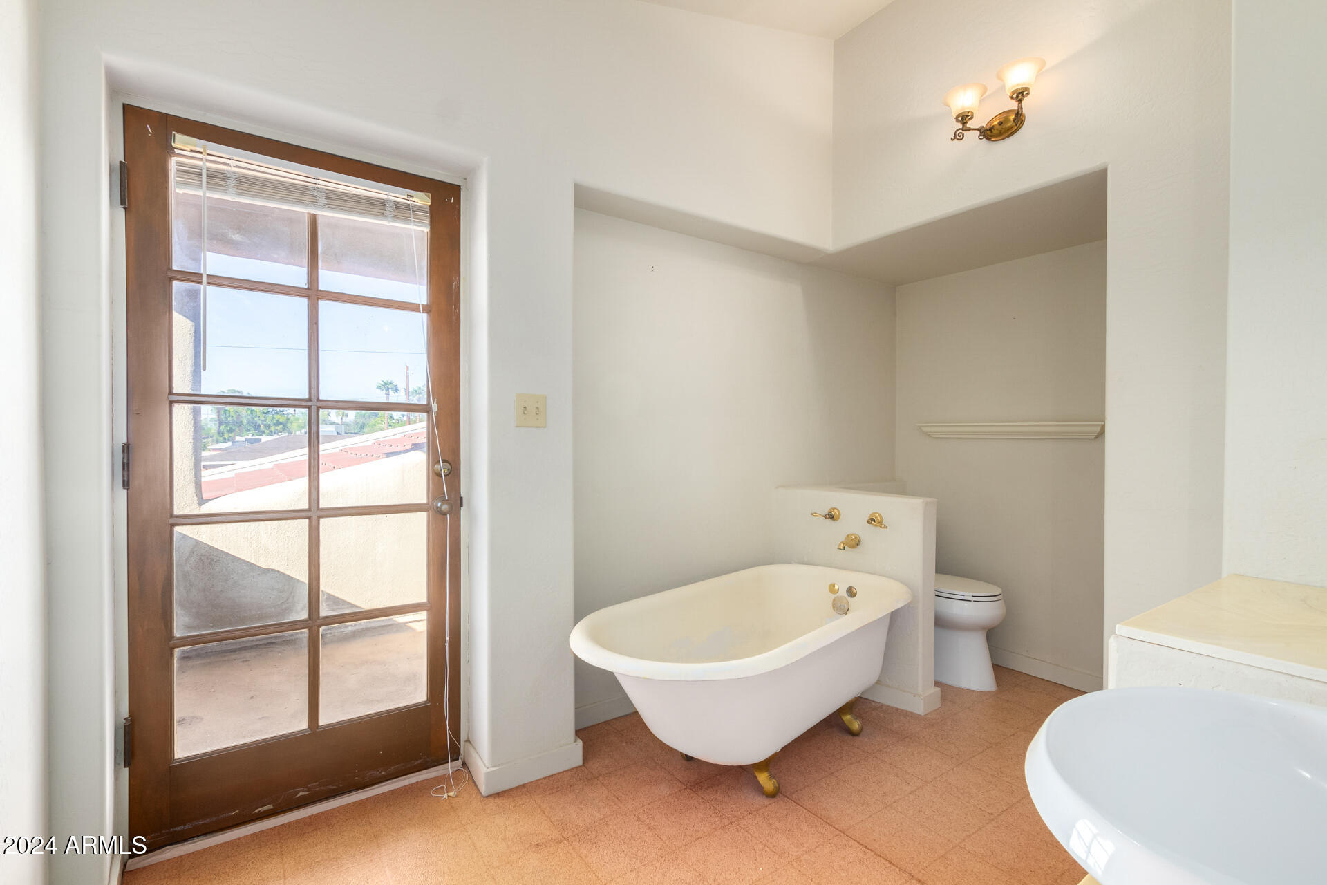 905 East Ocotillo Road Phoenix, AZ 85014 - Photo 15 of 20 a spacious bathroom with a bathtub and toilet