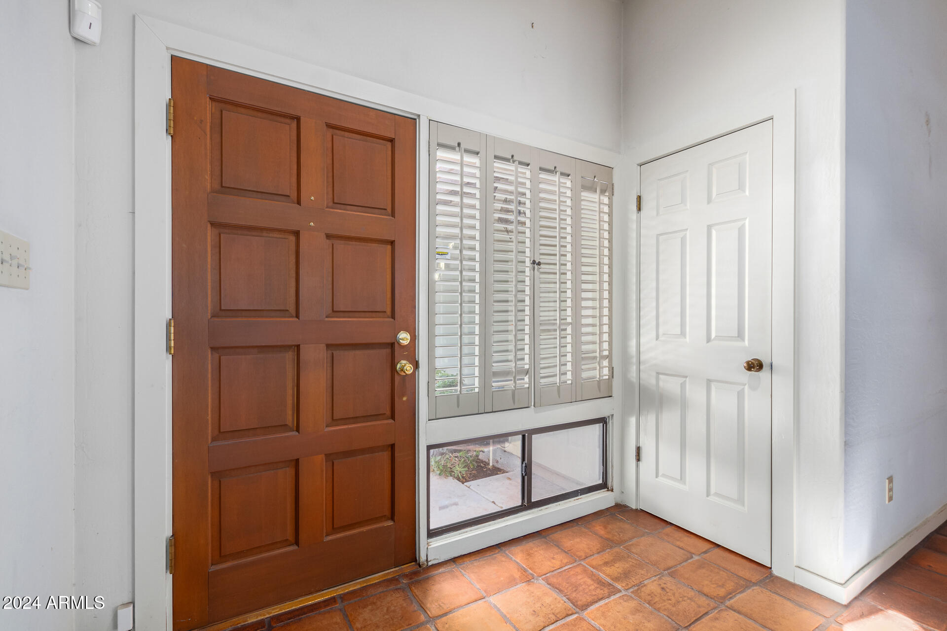 905 East Ocotillo Road Phoenix, AZ 85014 - Photo 3 of 20 a view of entryway with window