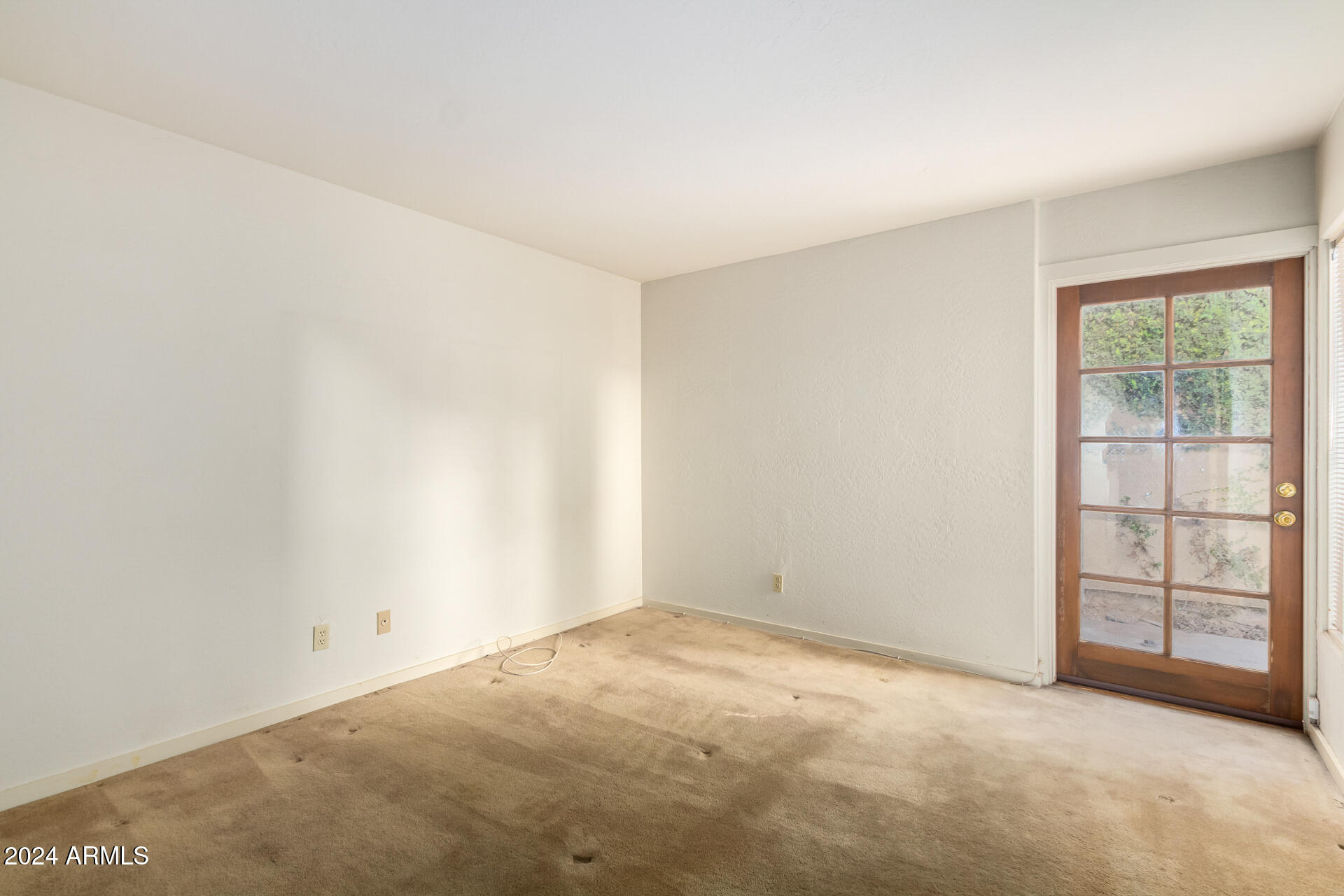 905 East Ocotillo Road Phoenix, AZ 85014 - Photo 9 of 20 an empty room with windows