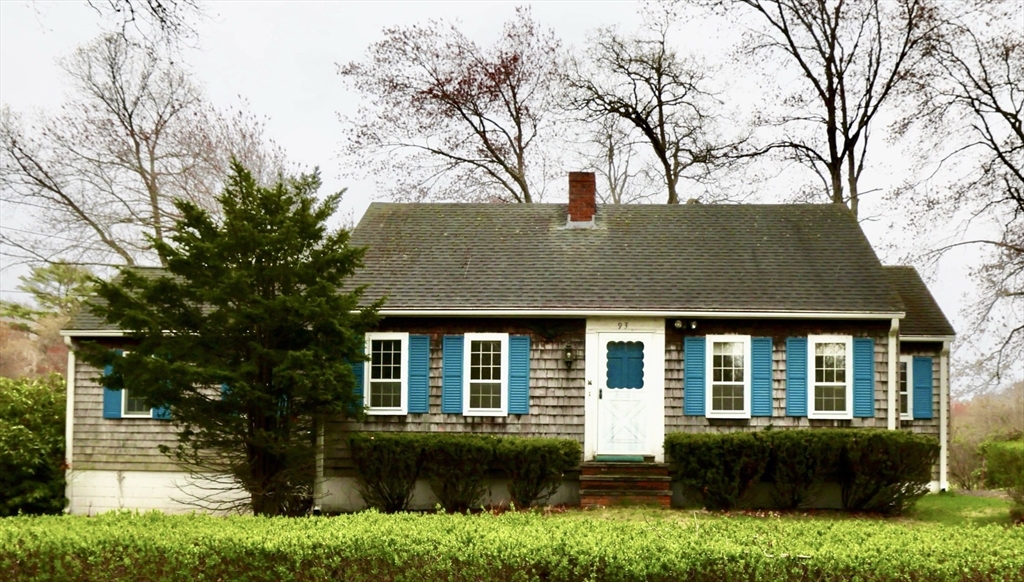 93 Ferry Road Salisbury, MA 01952 - Photo 2 of 32 a front view of a house with garden