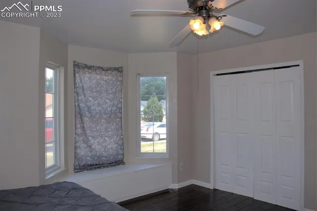 a view of window in an empty room