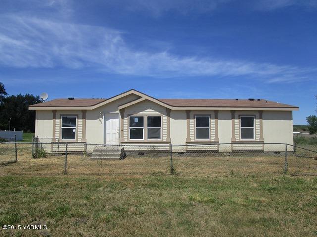 11303 Gilbert Road Yakima, WA 98903 - Photo 1 of 28 a front view of a house with a yard