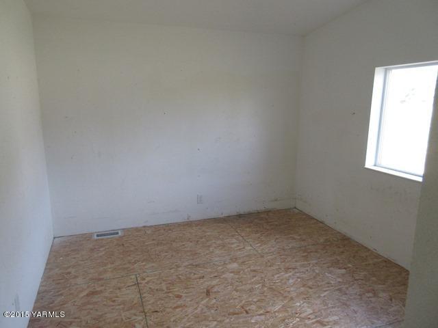 11303 Gilbert Road Yakima, WA 98903 - Photo 2 of 28 an empty room with a window