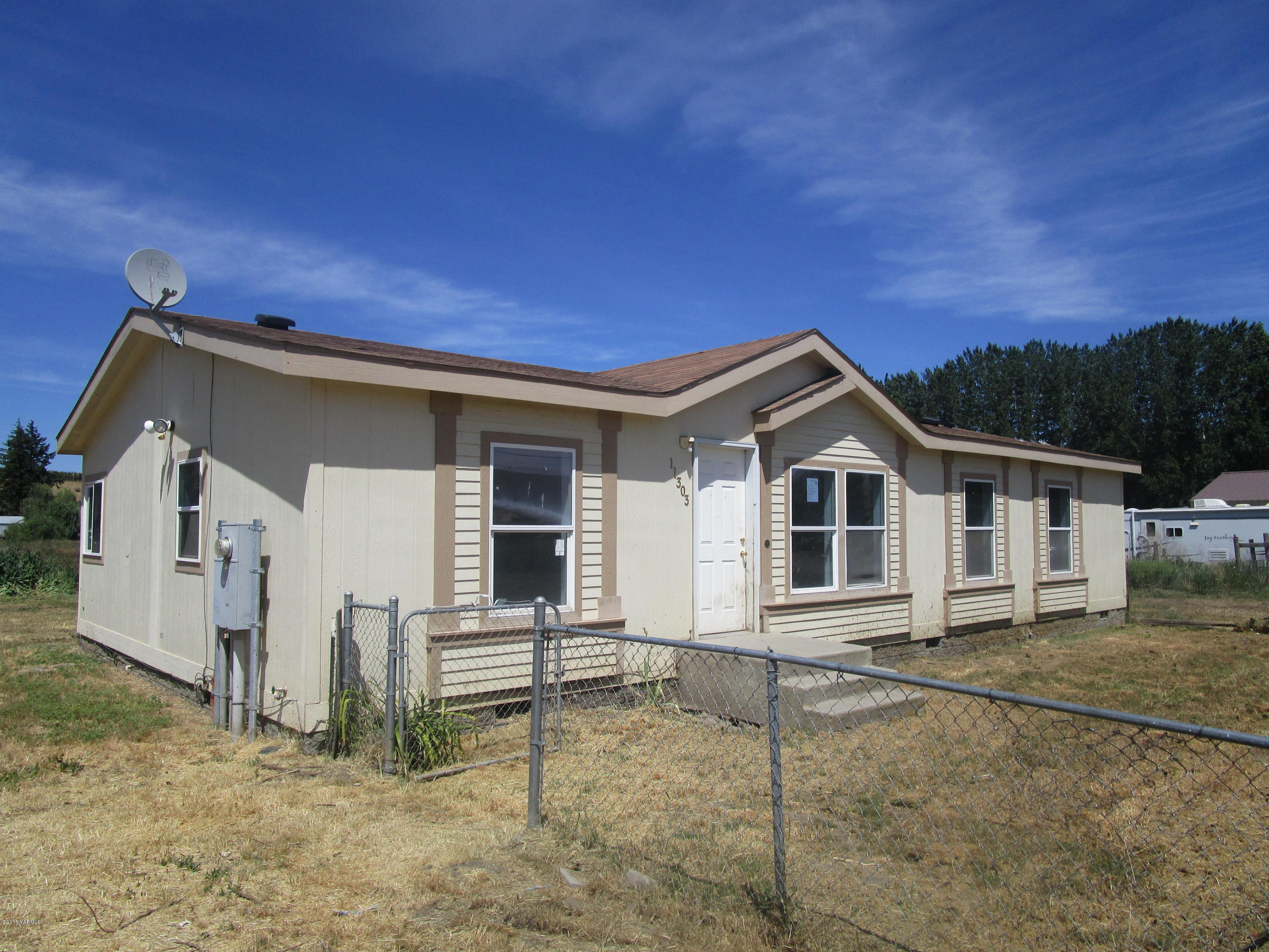 11303 Gilbert Road Yakima, WA 98903 - Photo 12 of 28 a front view of a house with a yard