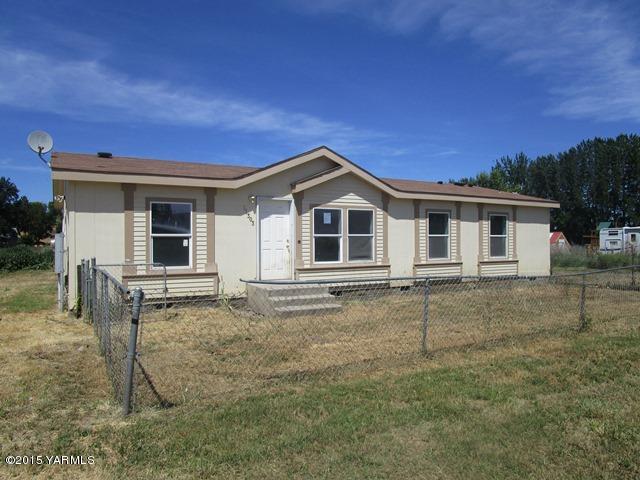 11303 Gilbert Road Yakima, WA 98903 - Photo 13 of 28 a view of a house with a yard